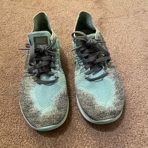 Women’s Nike tennis shoes